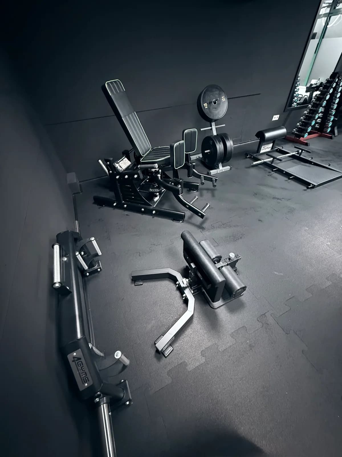 Stroje na tréning dolnej časti tela v Limitless Gym