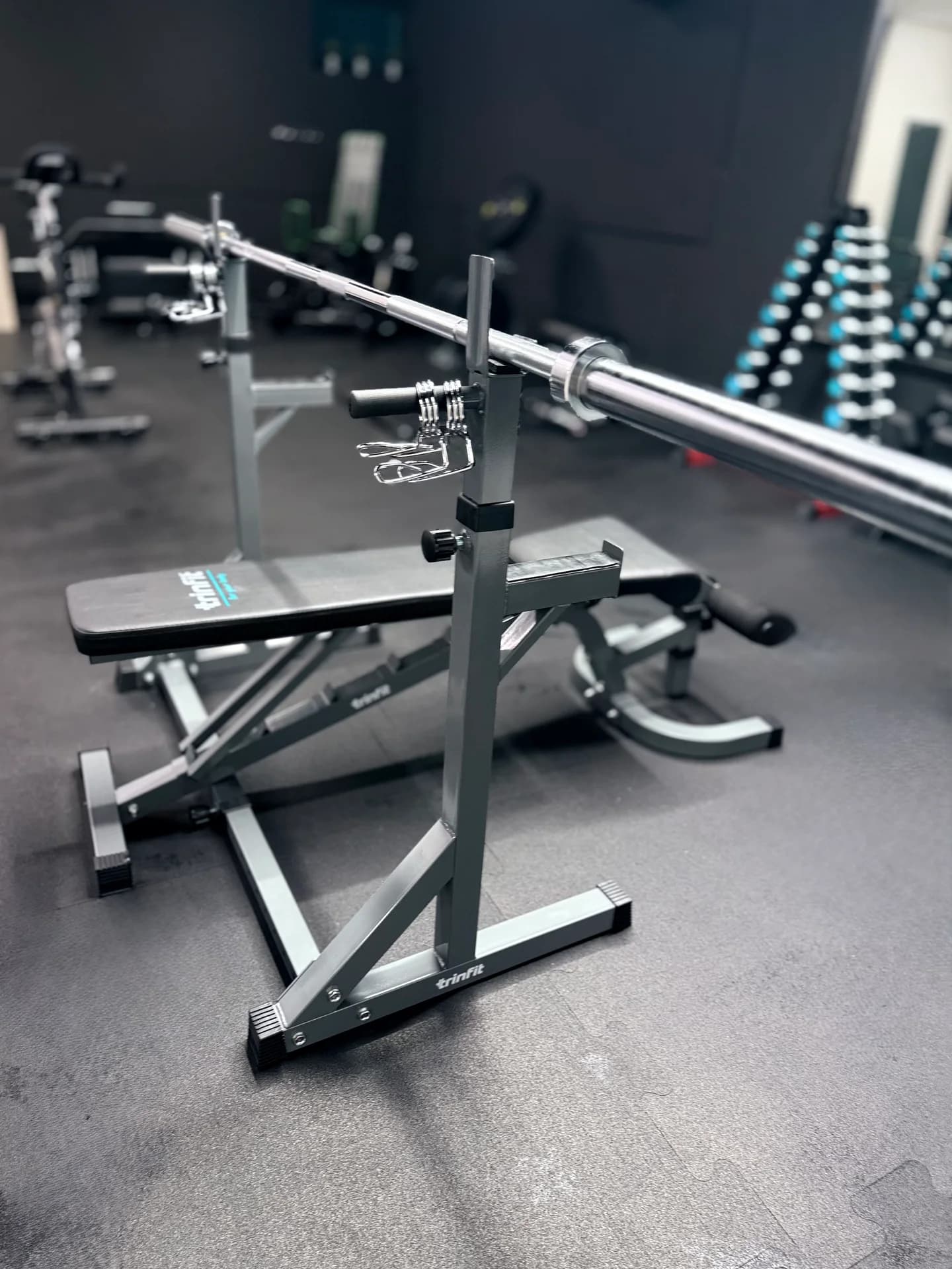 Bench press a polohovateľná lavička v Limitless Gym