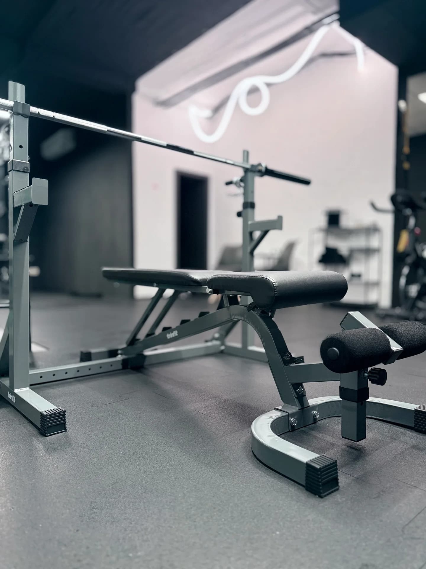Lavička s olympijskou tyčou v Limitless Gym Nitra